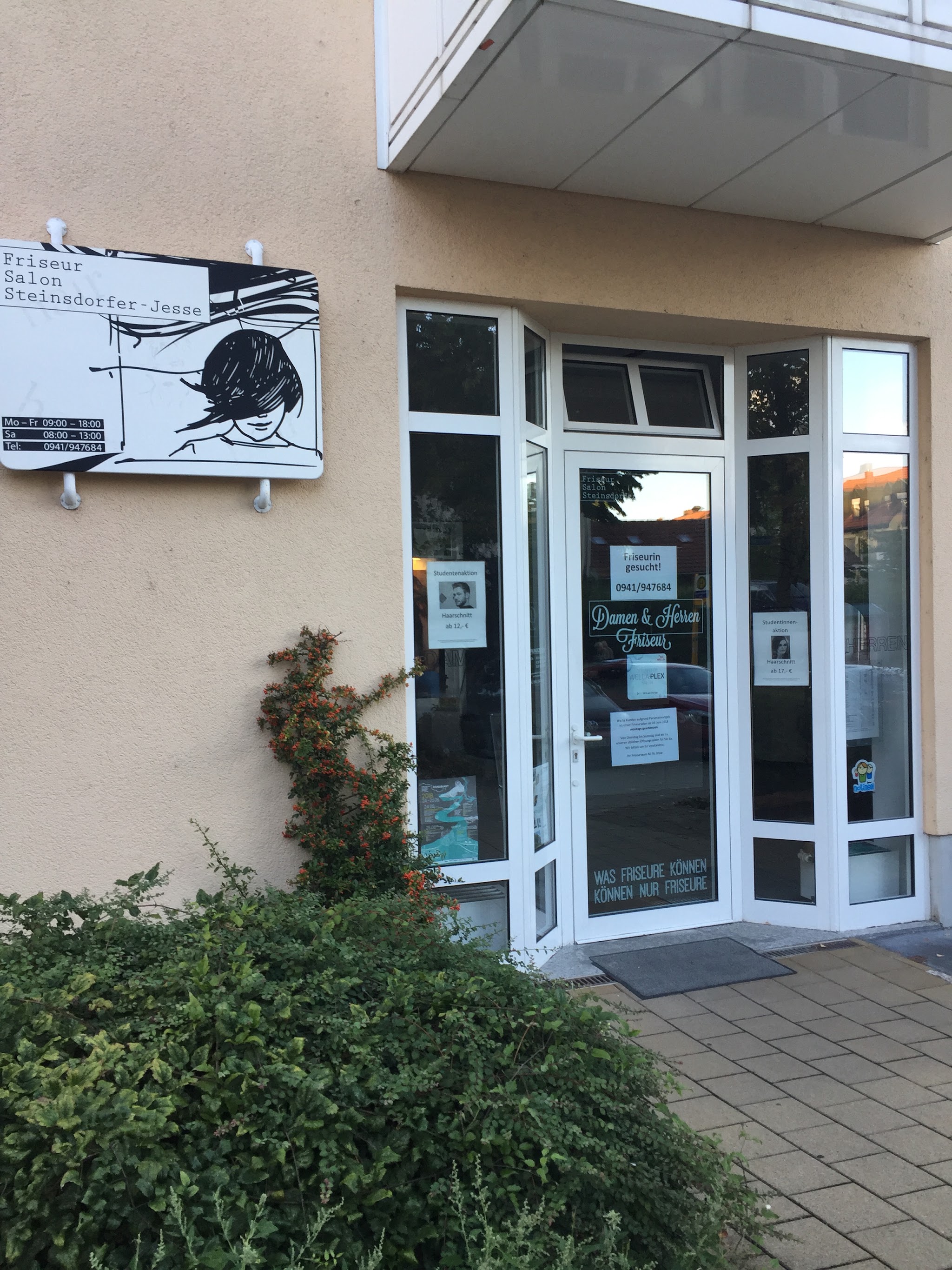 Eingangsbereich mit Schild des Friseursalons Steinsdorfer-Jesse
