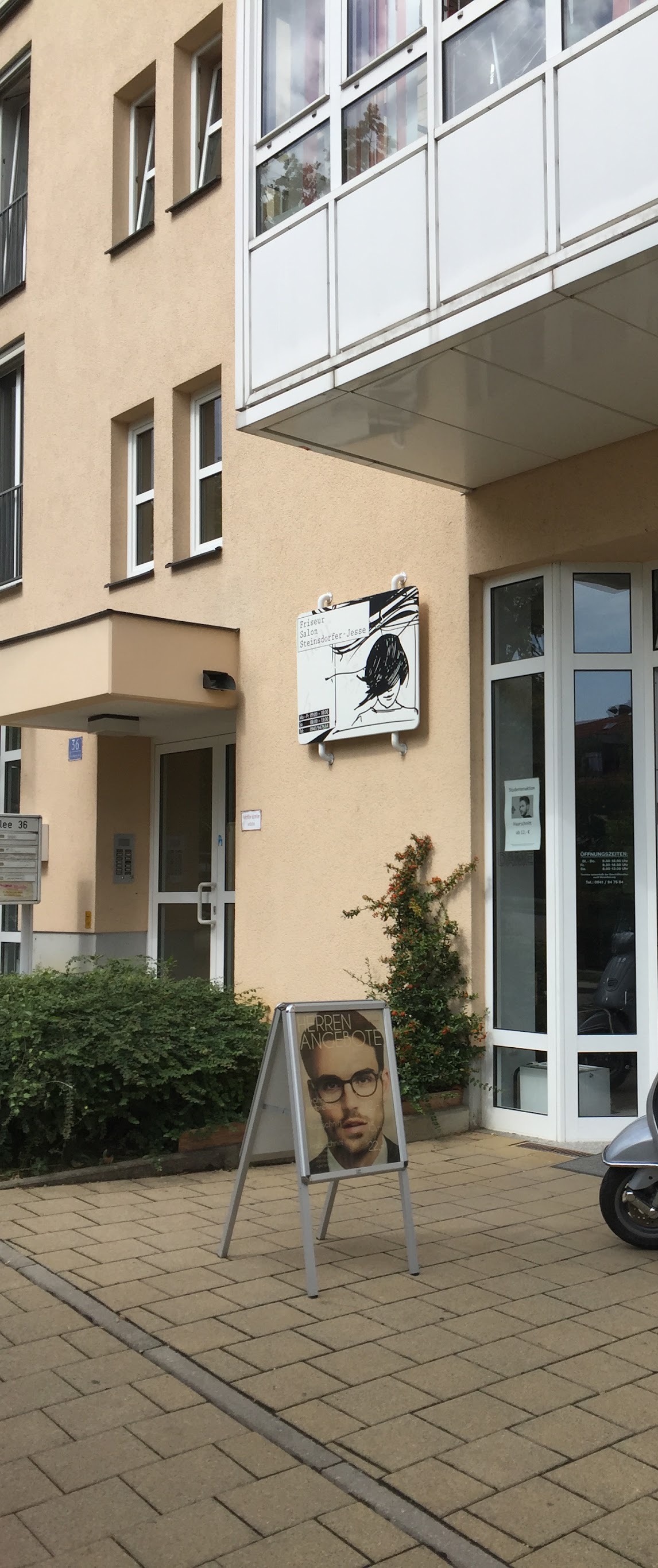 Fassade des Salons in Regensburg-Kumpfmühl
