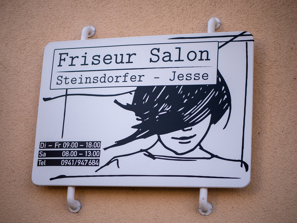 Schild des Friseursalons Steinsdorfer-Jesse mit Öffnungszeiten