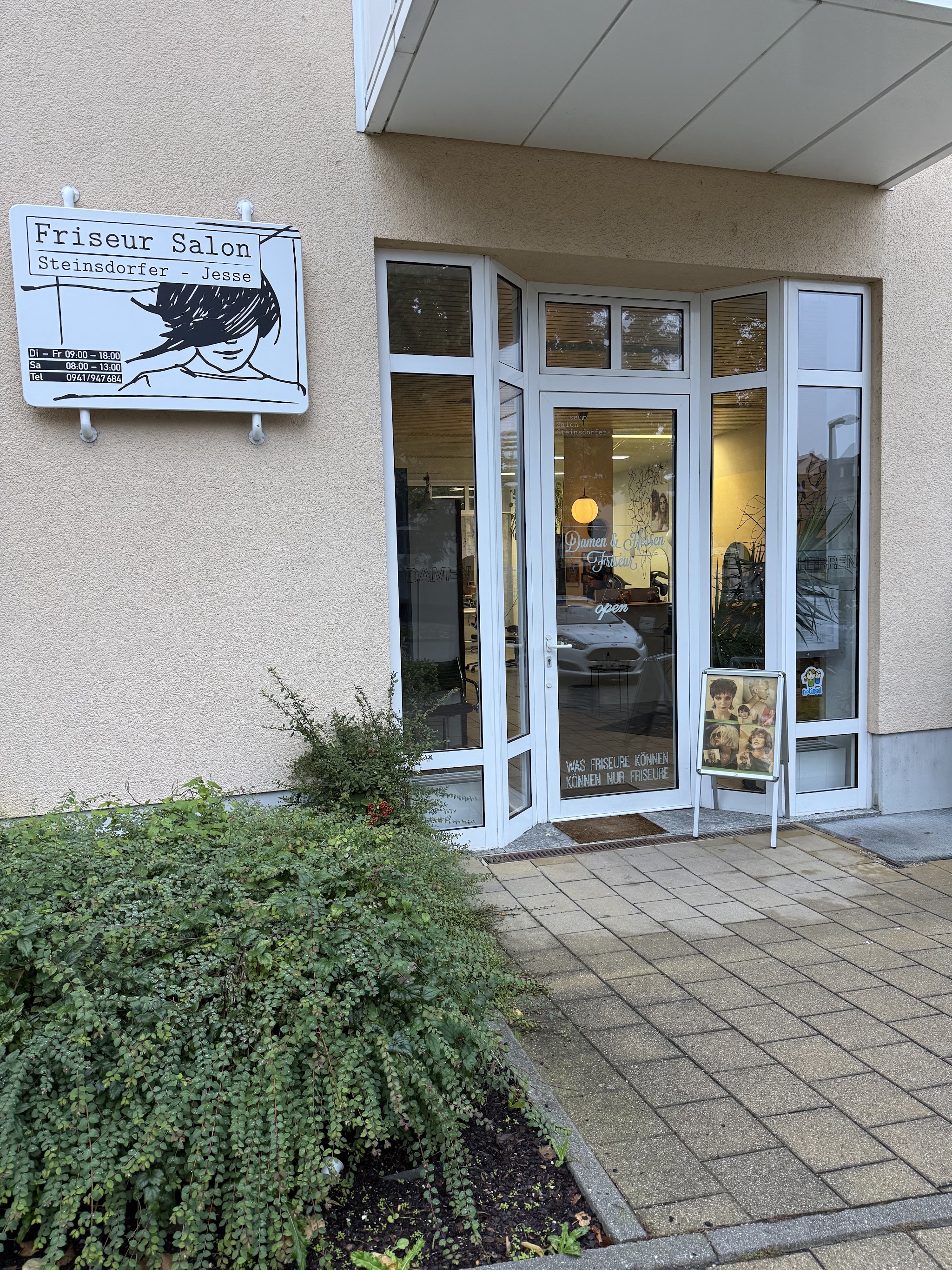 Eingang des Friseursalons Steinsdorfer-Jesse in Regensburg-Kumpfmühl